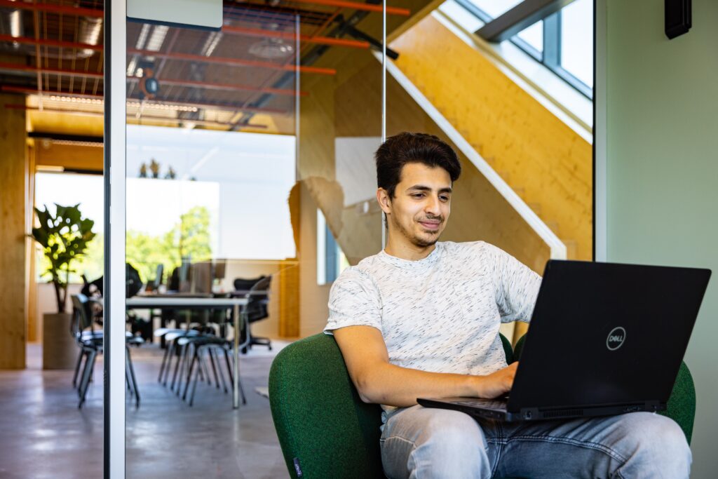 Werken op laptop in Houtlab